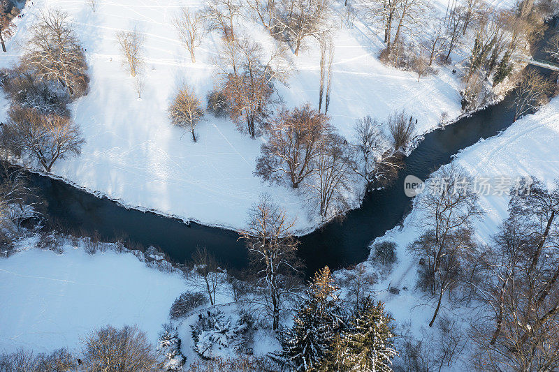 德国魏玛，歌德公园的雪景鸟瞰图