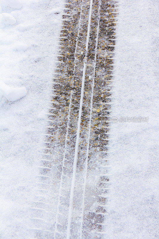 车轮在雪地上留下的痕迹