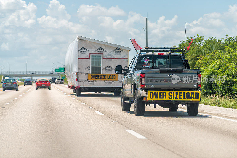 州际高速公路i95南到迈阿密与标志卡车汽车特大负荷承载模块化家庭的拖车Primus房子