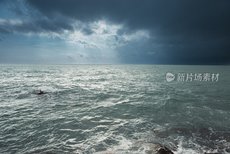 雨，风暴，恶劣天气景观。乌云密布，大海波涛汹涌