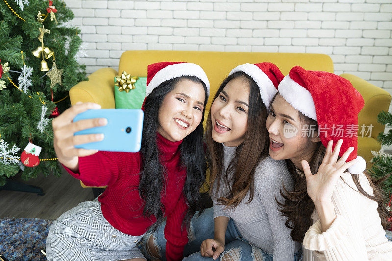 亚洲朋友集团团队自拍与智能手机在家庭聚会，企业，庆祝和圣诞节，新年假期的概念