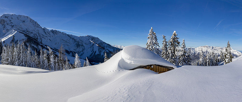 雪下的沃登小屋。覆盖着深雪的阿尔卑斯山风景如画的小屋