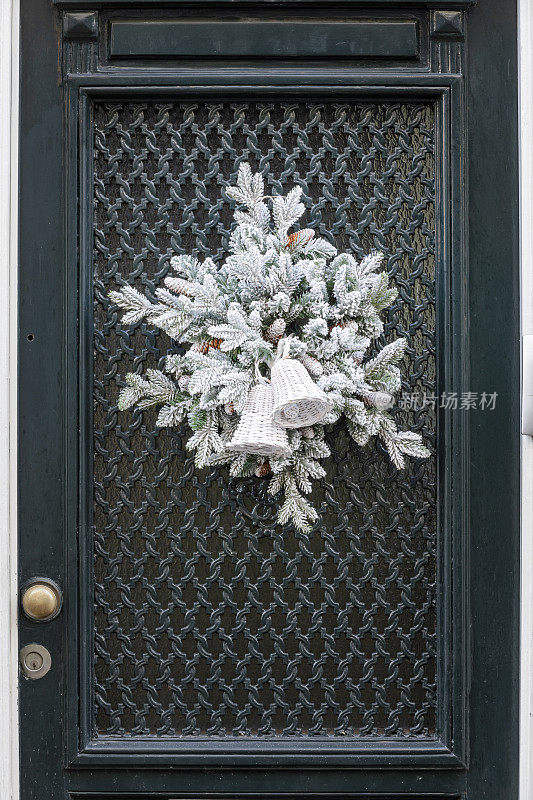 圣诞花环挂在前门上