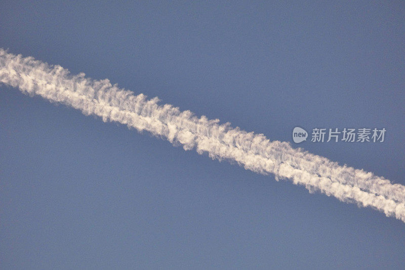 飞机在天空中形成的雾或云团，飞机在天空中飞行形成的云团，