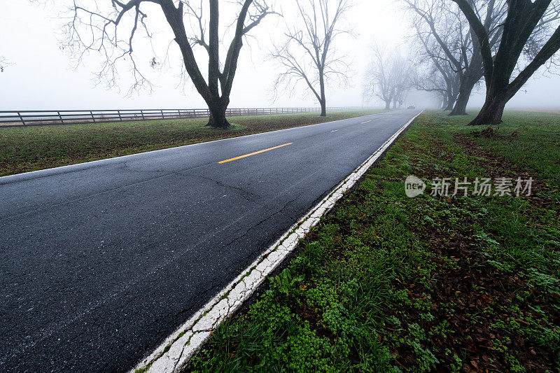 从阿肯色州乡村高速公路的一边俯瞰