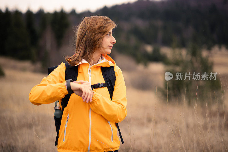 中年白人妇女行走在大自然