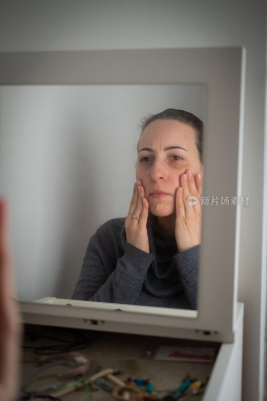 镜子里的女人在化妆