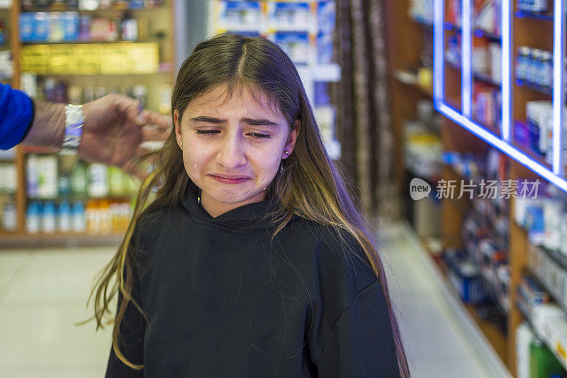 漂亮的女孩正在打耳洞