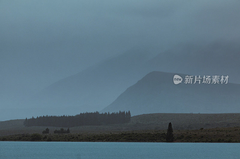 新西兰奥蒂亚罗亚，特卡波湖上的山脉，暴雨，春天