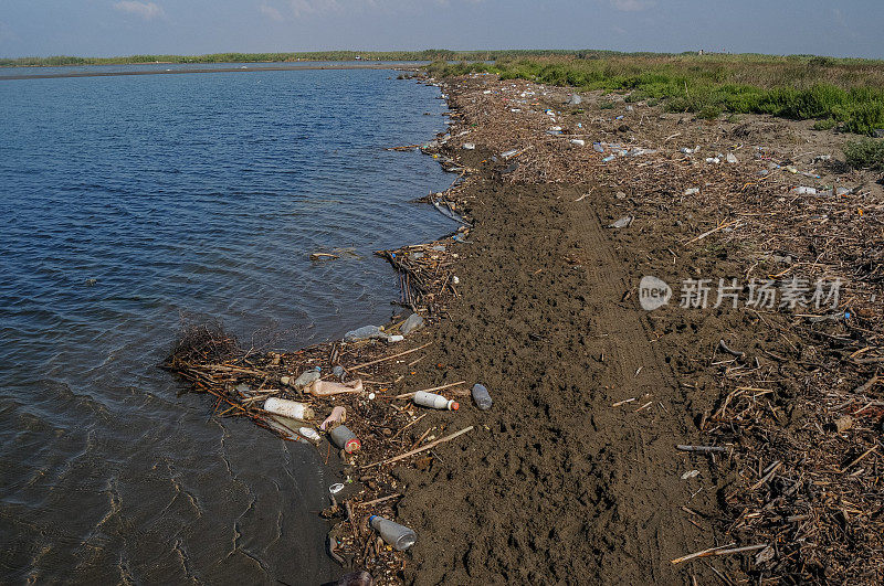 漂流到海边的塑料瓶