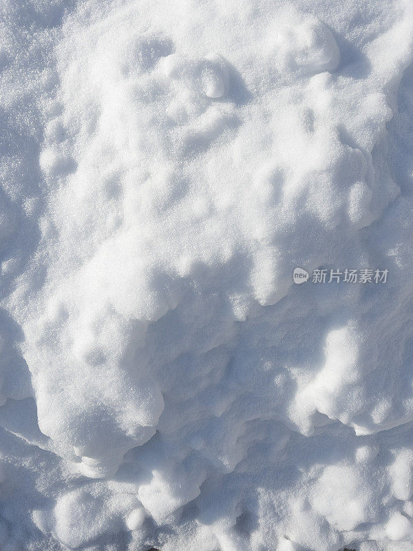 地上有颠簸的雪