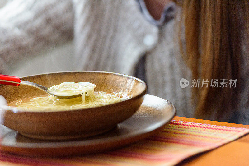 女孩午餐喝蔬菜汤