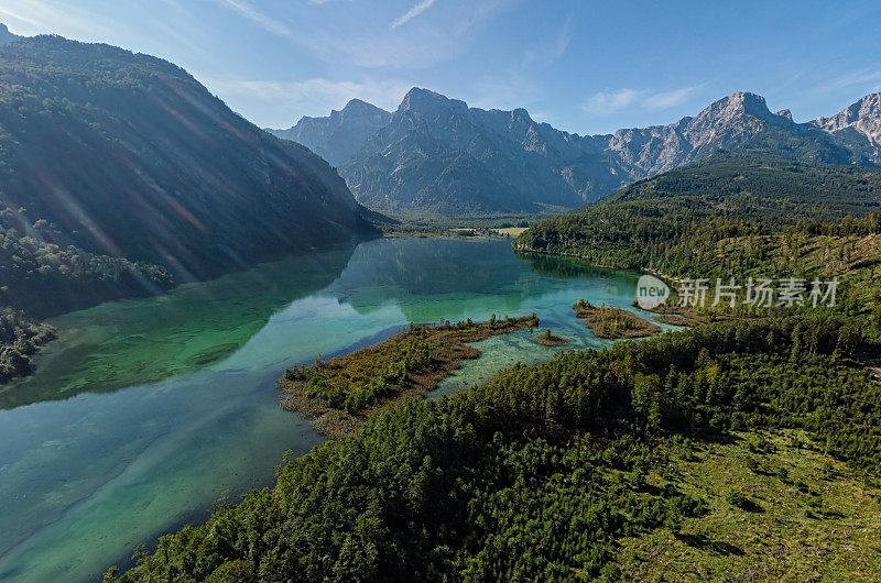 在萨尔茨卡默古特的阿尔姆湖(Almsee)的空中全景，奥地利夏天的早晨。