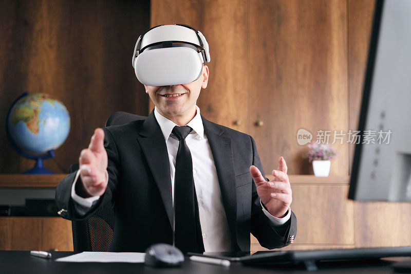 商人在办公室通过虚拟现实耳机进行远程商务会议。Metaverse的概念。