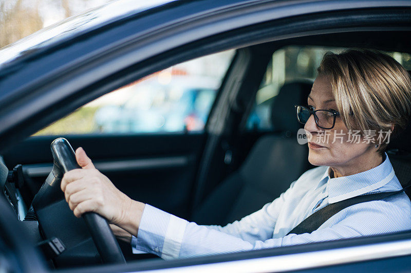 成熟的女人开车。