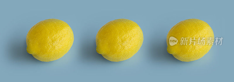淡蓝色背景的柠檬