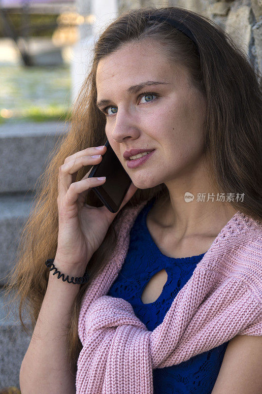 一个年轻的女人正在讲电话。