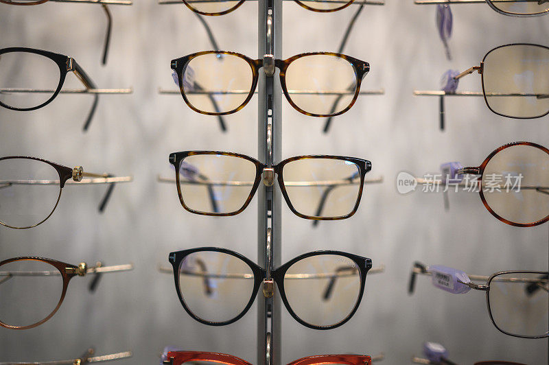 现代商店内的眼镜陈列