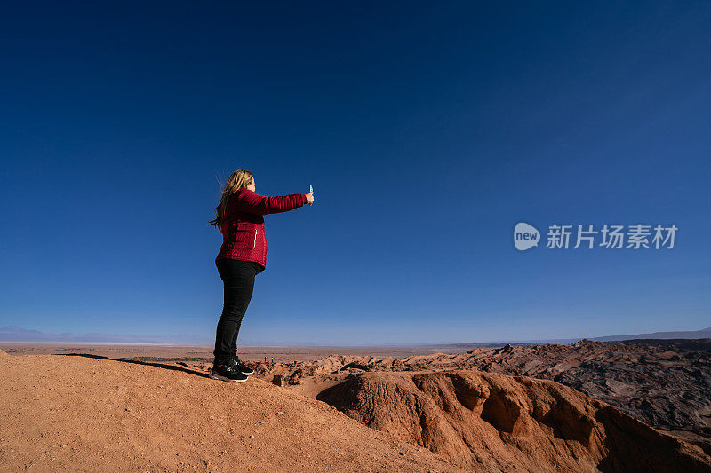 在阿塔卡马沙漠拍照的女人