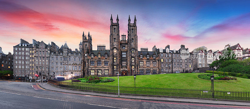 爱丁堡老城小丘街与新学院、苏格兰大学日落全景