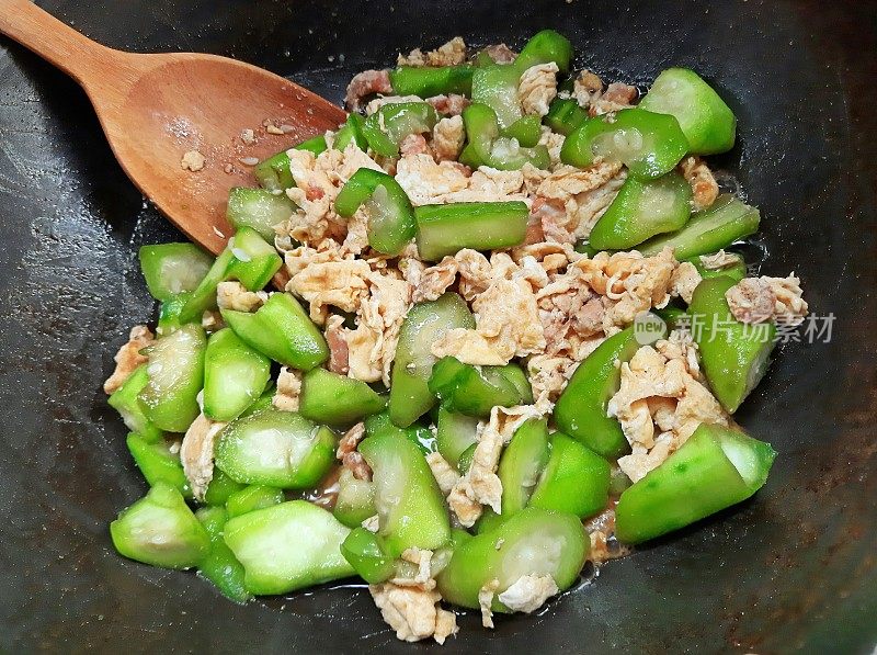 炒制西葫芦加鸡蛋-食品准备。