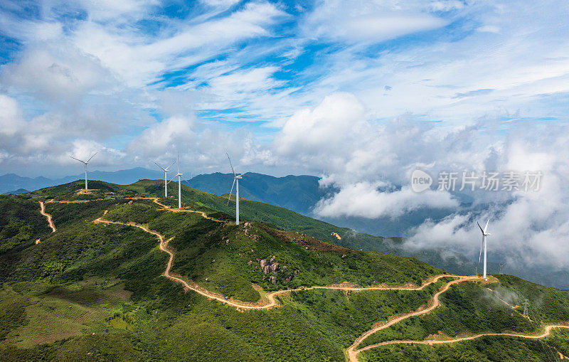 山上的风力发电场景