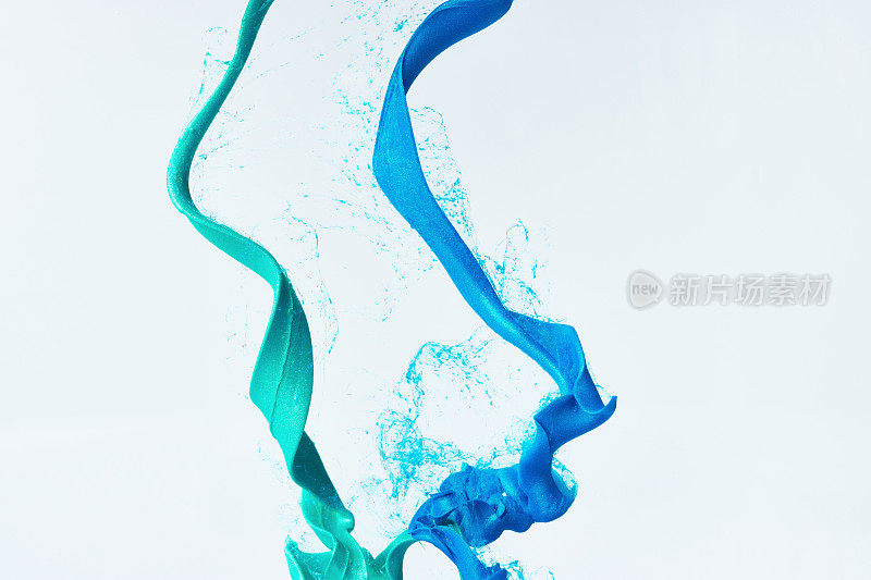 混合油墨动态抽象背景与丙烯酸油漆在水中飞溅。光滑的亚克力背景图片