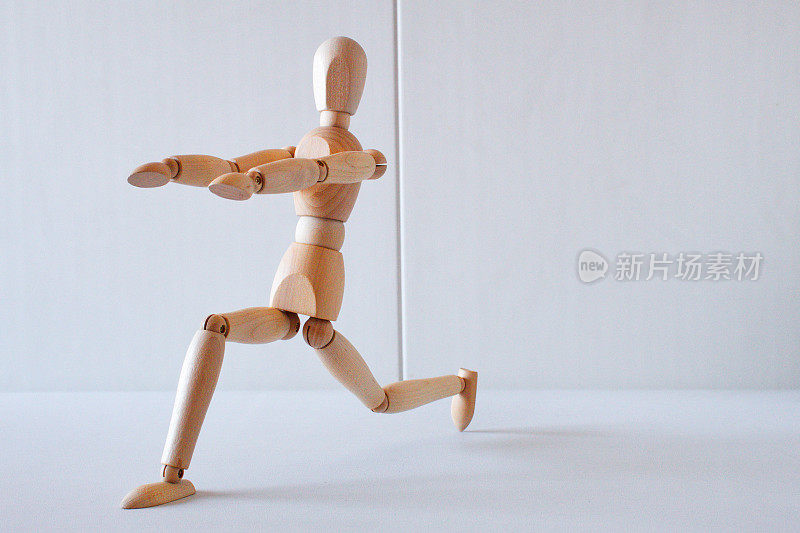 木制娃娃作为健康生活中锻炼的模型