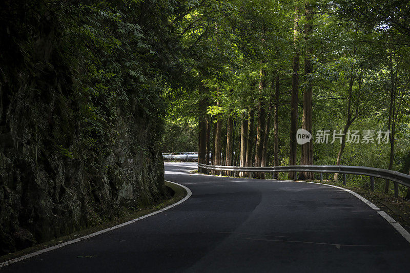 空旷蜿蜒的山路