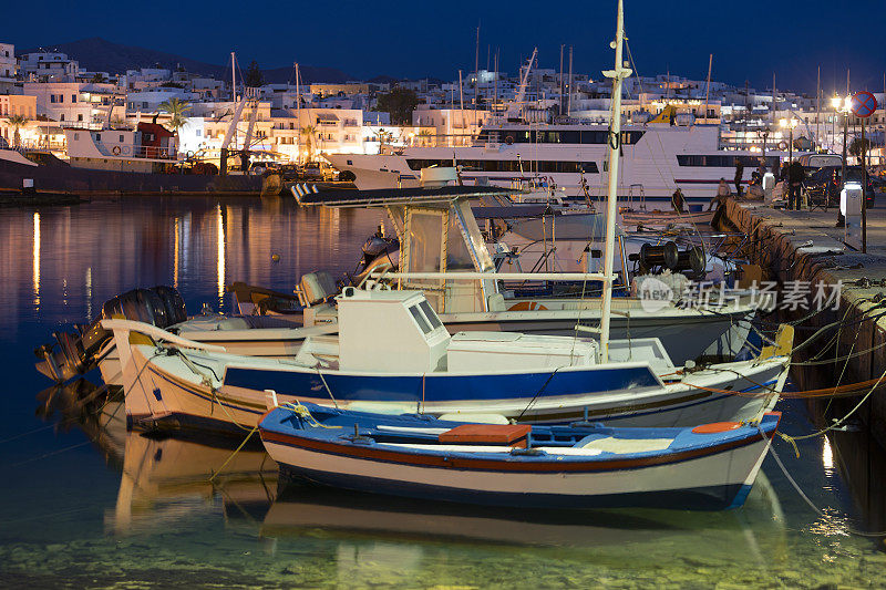 纳克索斯镇和港口的夜晚，基克拉迪斯群岛，希腊