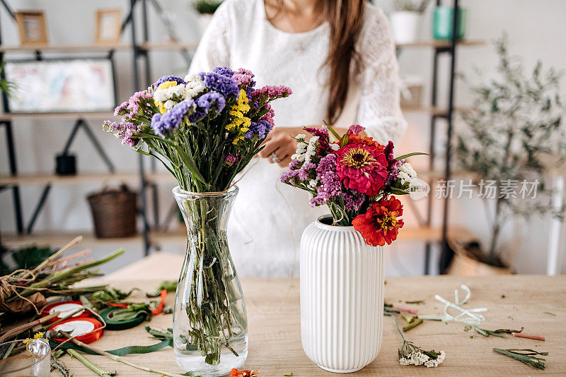 制作花卉装饰品的妇女