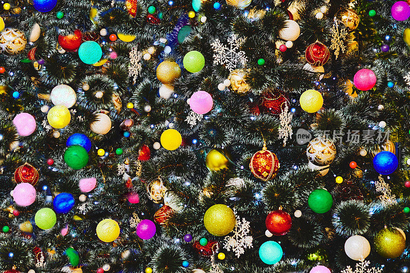新年的圣诞背景有玩具，花环和圣诞树的树枝