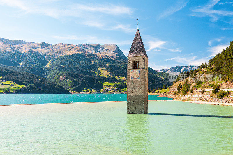 瑞西亚湖上著名的格劳恩钟楼