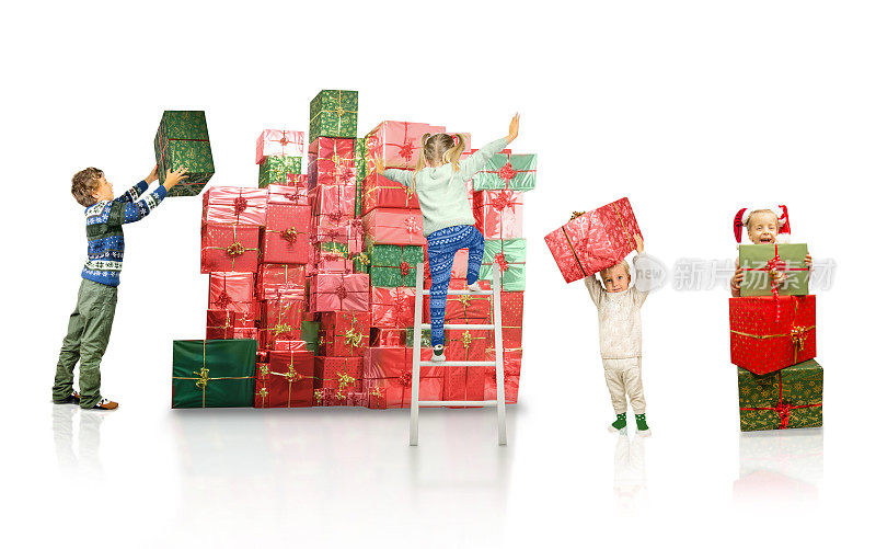 四个圣诞老人的助手整理一堆圣诞礼物盒