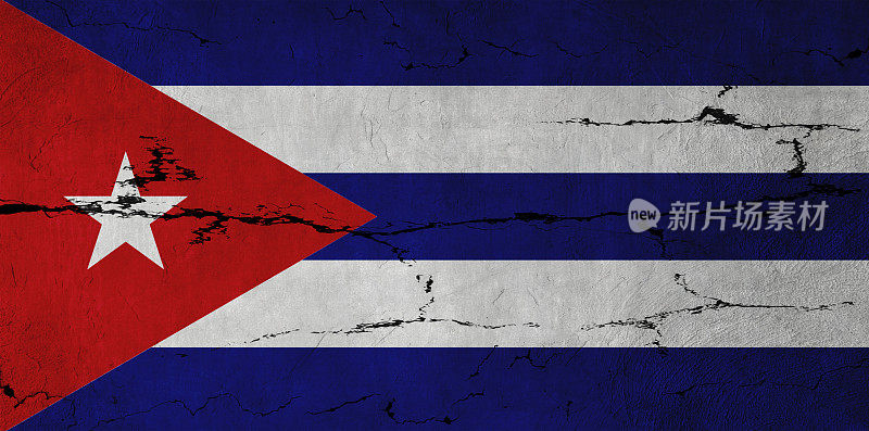 破裂的墙上挂着古巴国旗