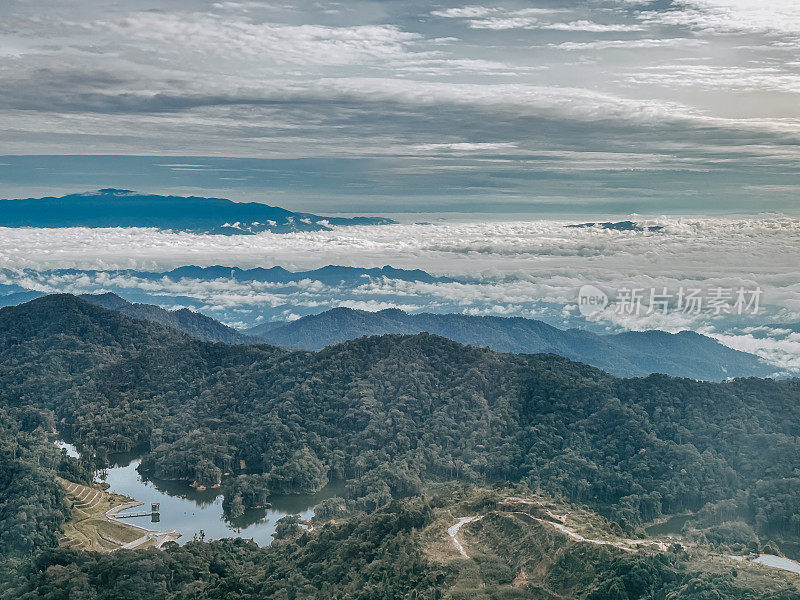 鸟瞰云海景观坝湖林山清晨云顶高地