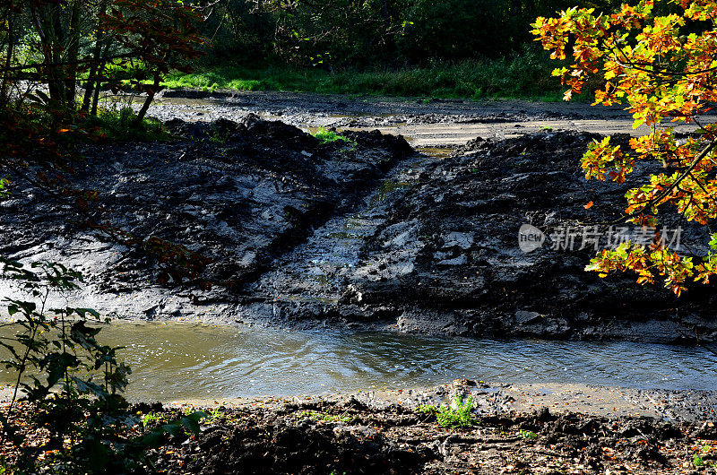 大坝清洗。清理池塘里从周围田地里漂来的泥浆冲积物。洪水将通过疏通河漫滩、石头、水坝、岩石和墙壁上堵塞的通道中的土壤来解决