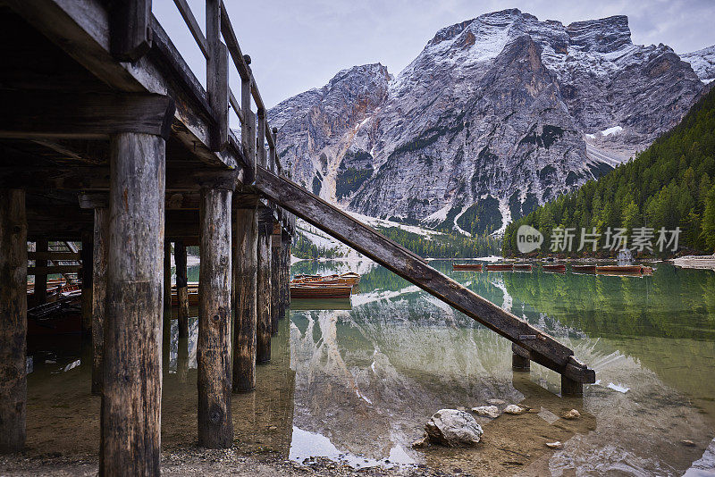 高山湖上的木船。