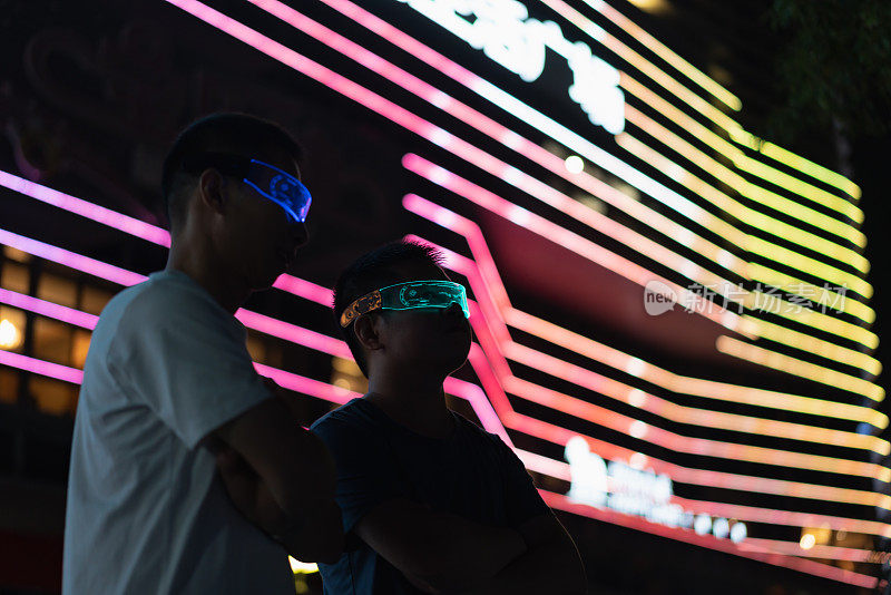 两名男子使用智能眼镜体验虚拟现实游戏