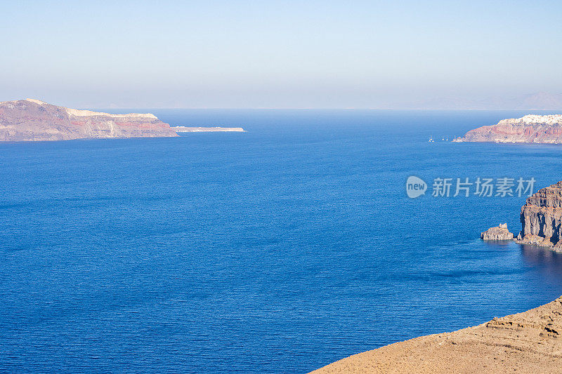 希腊爱琴海群岛南部的圣托里尼火山口