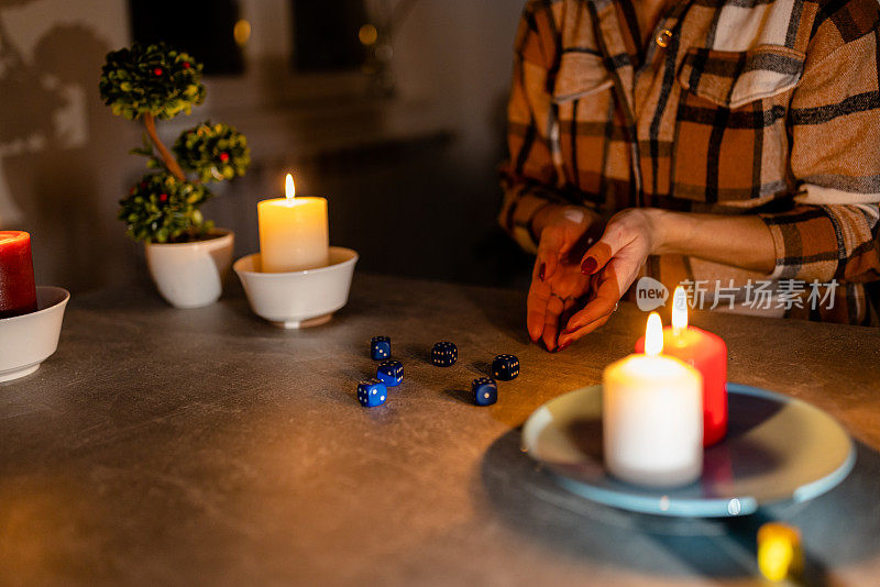 在一次精神危机中，一对年轻夫妇点着蜡烛在黑暗中玩骰子游戏。