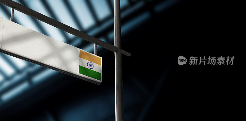 机场离境信息板上印着印度国旗
