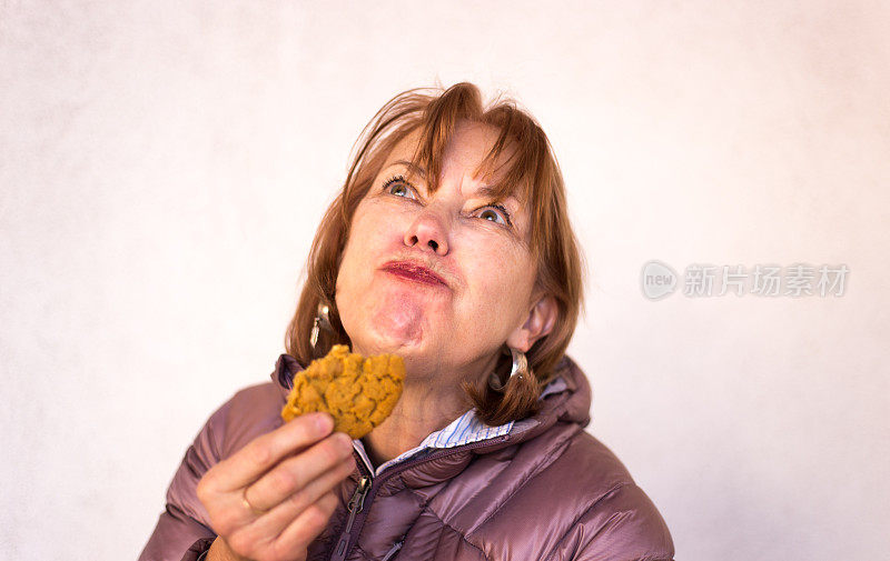 快乐的老年妇女享受饼干，复制空间