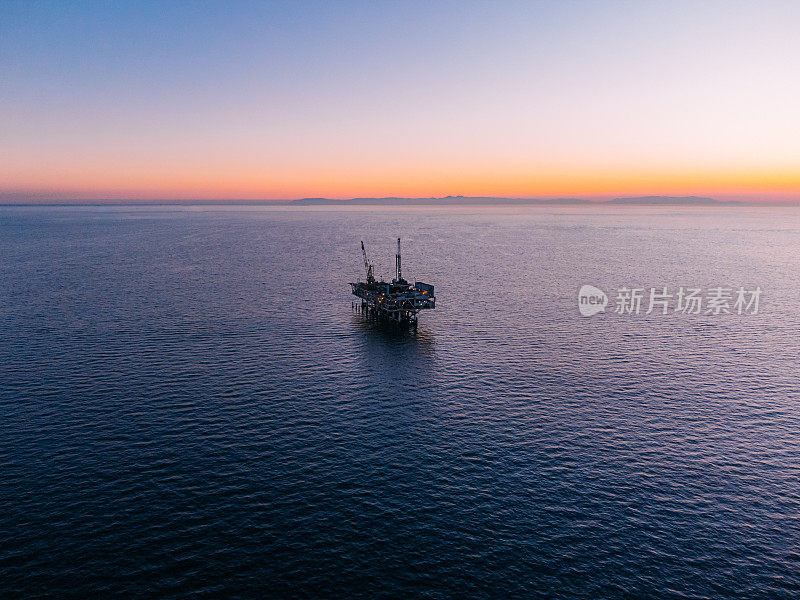 太平洋中部的一个石油钻井平台在黄昏时的中心，高架视图
