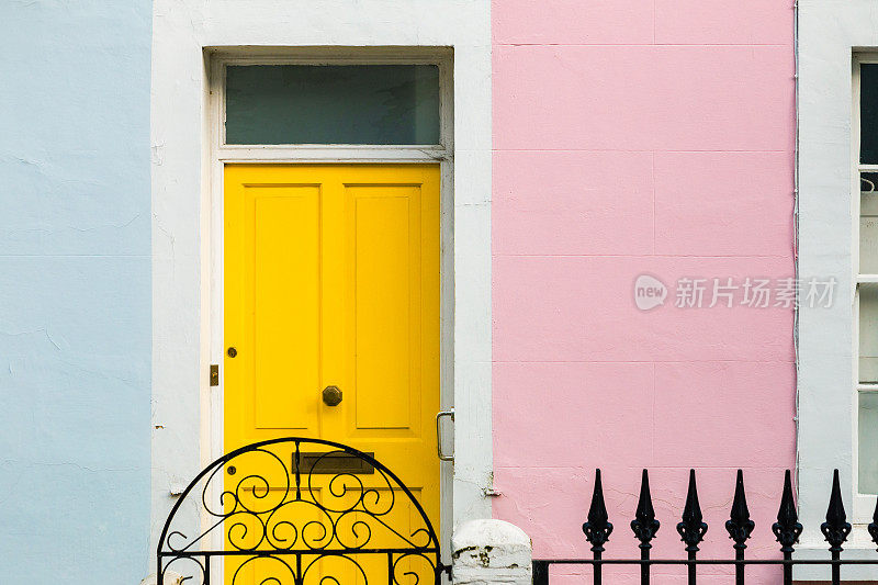 黄色前门的传统英式小屋
