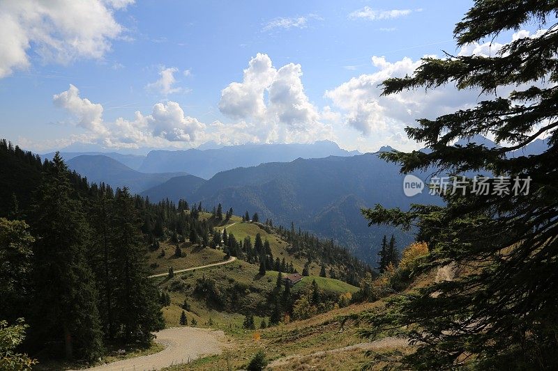 德国巴伐利亚州鲁波尔丁的Rauschberg山上美丽的秋景