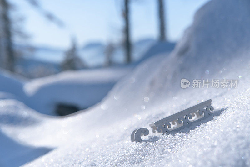 雪地里可爱的乡村雪橇。