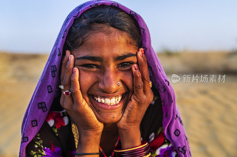 印度年轻女孩的肖像，沙漠村庄，印度
