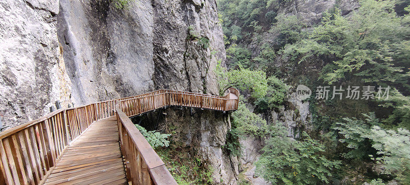 木制峡谷步道