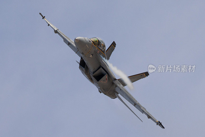 F-18大黄蜂高G机动的非常近的正面视图，机翼根部有凝结条纹